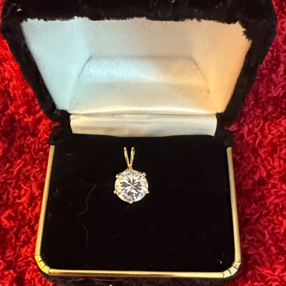 Elegant Silver Pendant with Clear Gemstone